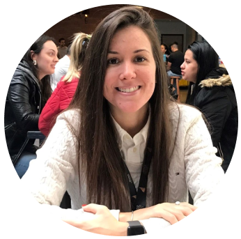 Foto de Camila Alves sorrindo, usando sueter branco